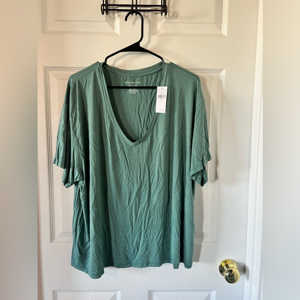 Women’s American Eagle basic V neck tees. NWT